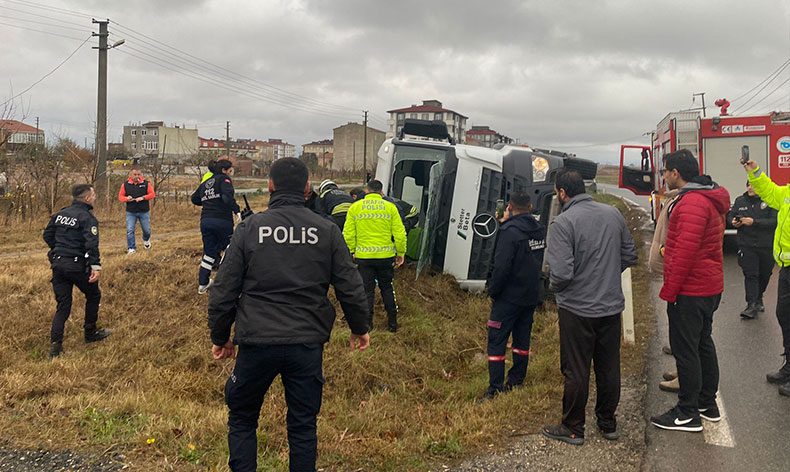 Beton mikseri şarampole devrildi