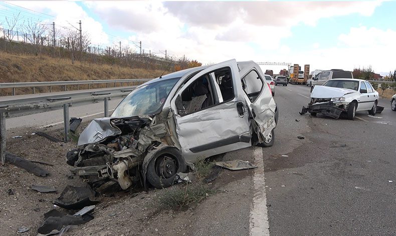 Kazalı araçlara çarpmamak için bariyerlere daldı