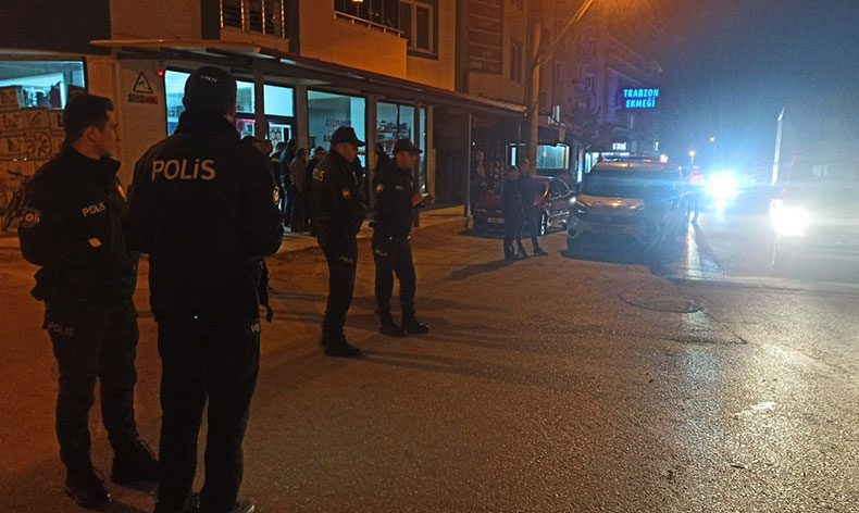 Minibüs çarpan komiser ağır yaralandı