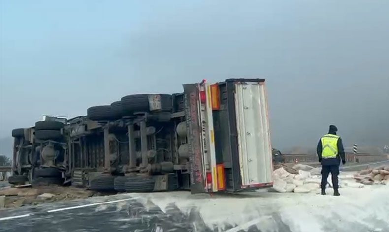 Çimento yüklü TIR devrildi: 1 yaralı