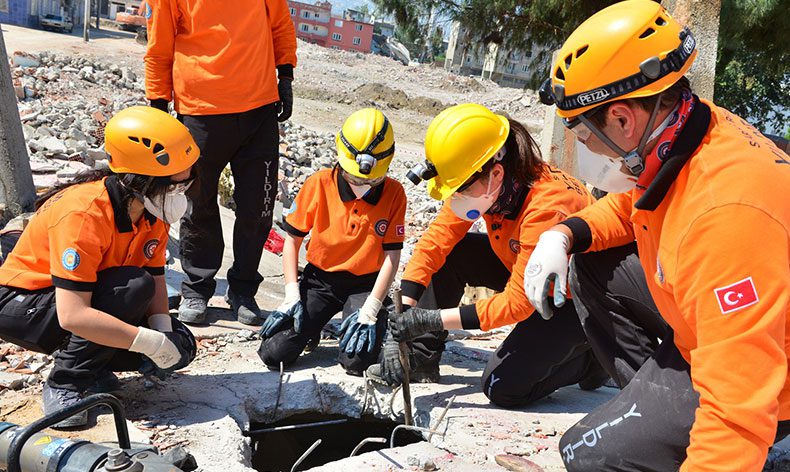 Çalışanlar arama kurtarma sertifikasını aldı
