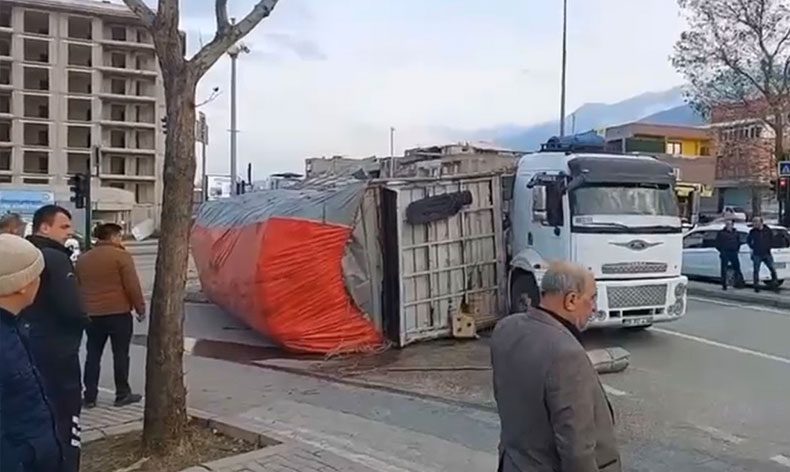 Kamyonun devrilme anı kameralarda