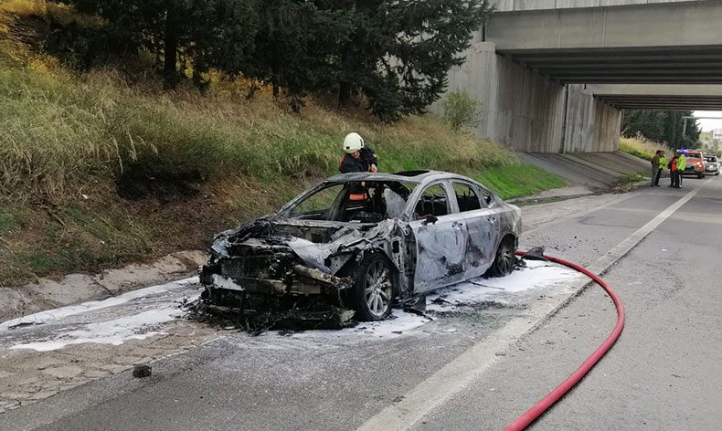Otoyolda lüks otomobil alev alev yandı