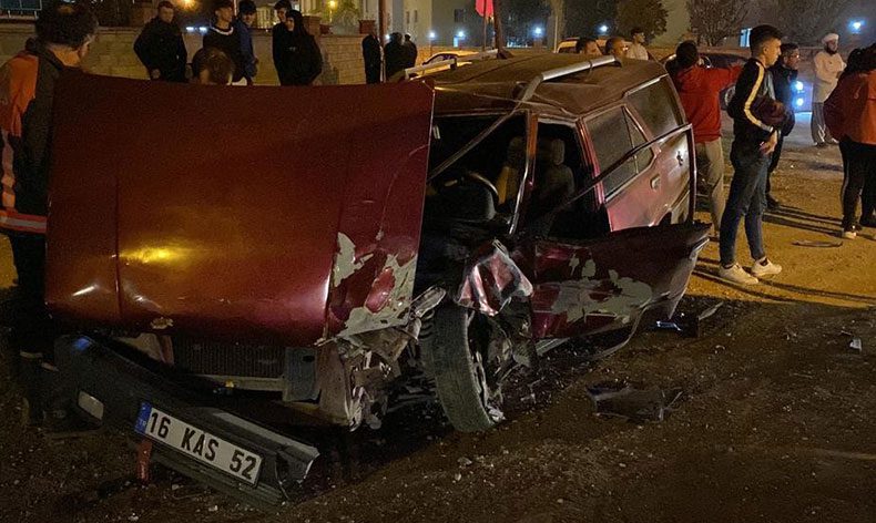 Bursa’da otomobiller kafa kafaya çarpıştı