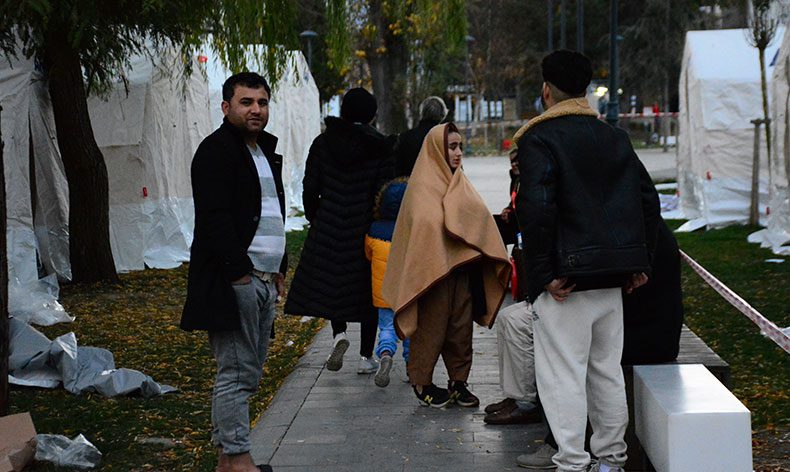 Depremzedeler güne çadırda uyandı