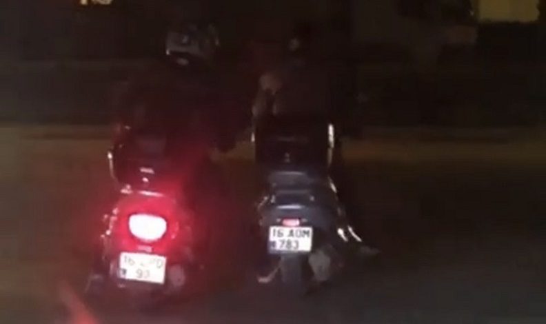 Bursa’da bozulan motosikleti ayağıyla ittirdi