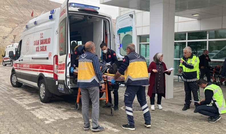 Göçmenleri taşıyan otobüs devrildi: 2 ölü 40 yaralı