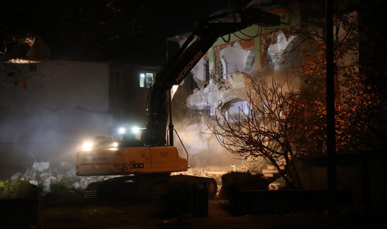 Deprem bölgesinde ilk yıkım