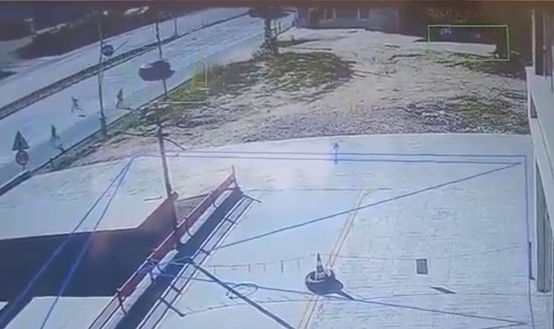 Köpekten kaçarken otomobil çarptı