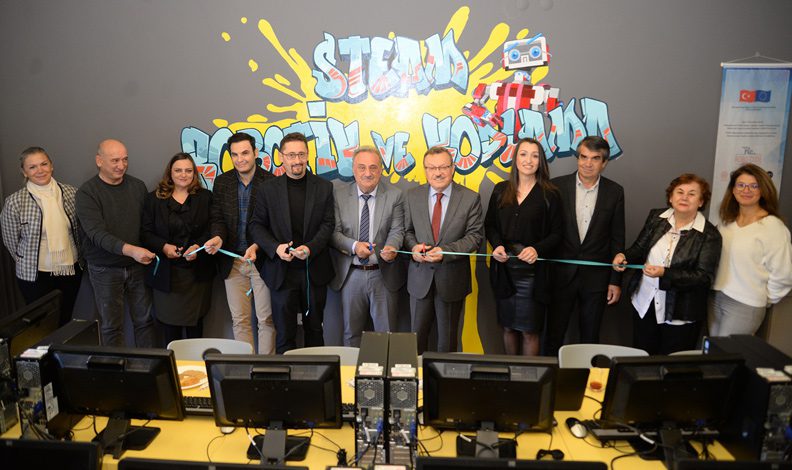 BUÜ öğrencilerine robotik ve kodlama atölyesi