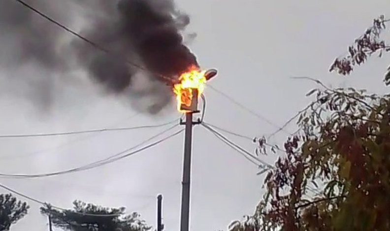 Siirt’te elektrik direğinden çıkan alevler korkuttu