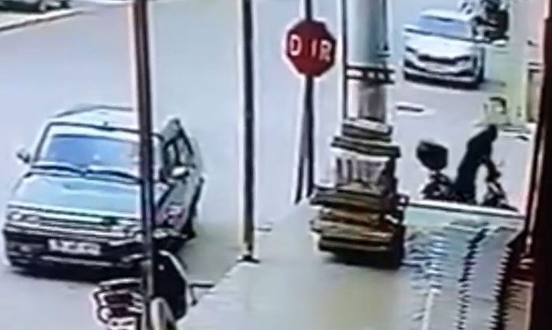 Motosiklet çalarken kameraya yakalandı