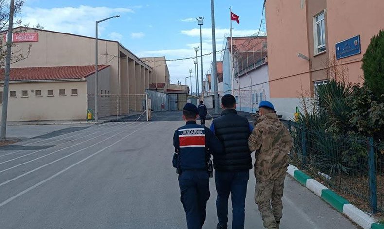 Aranan şahsı berber kılığına giren yakaladılar