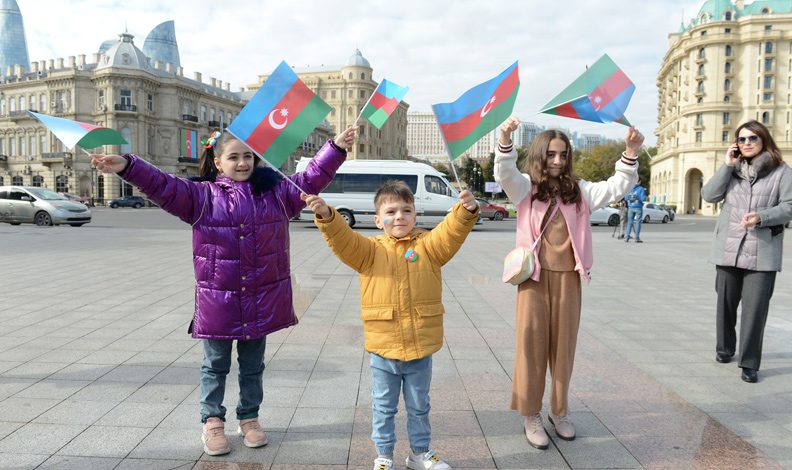 Azerbaycan Devlet Bayrak Günü’nü kutladı