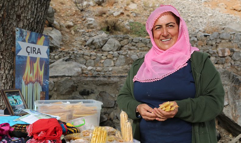 Mum satarak evini geçindiriyor