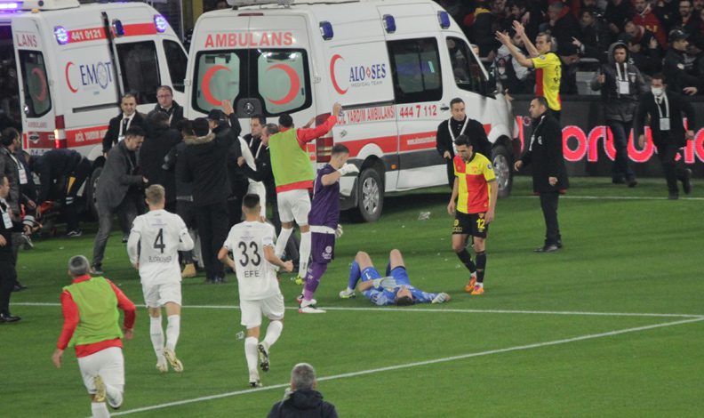 İzmir derbisinde olaylar çıktı: Kaleci Özer yaralandı