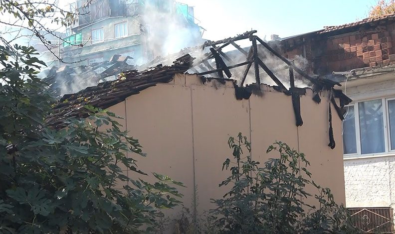 Bursa’da tek katlı ev alev alev yandı