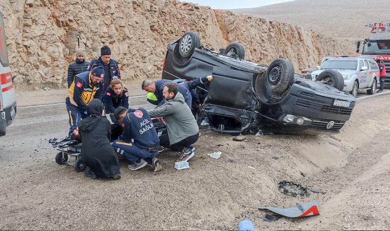 Sivas’ta minibüs takla attı: 4 yaralı