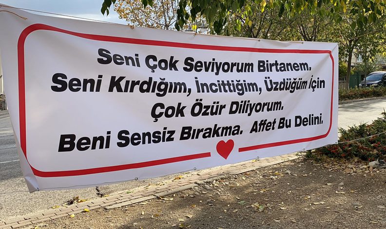 Bursa’da eşinden özür dilemek için pankart astı
