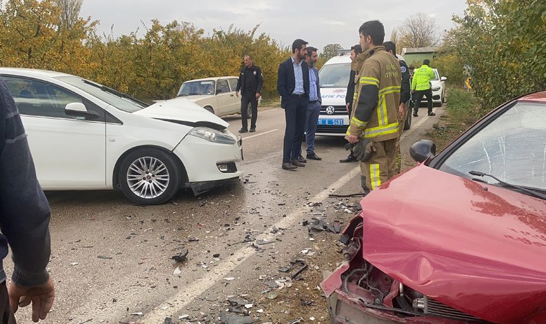 Bursa’da otomobiller kafa kafaya çarpıştı