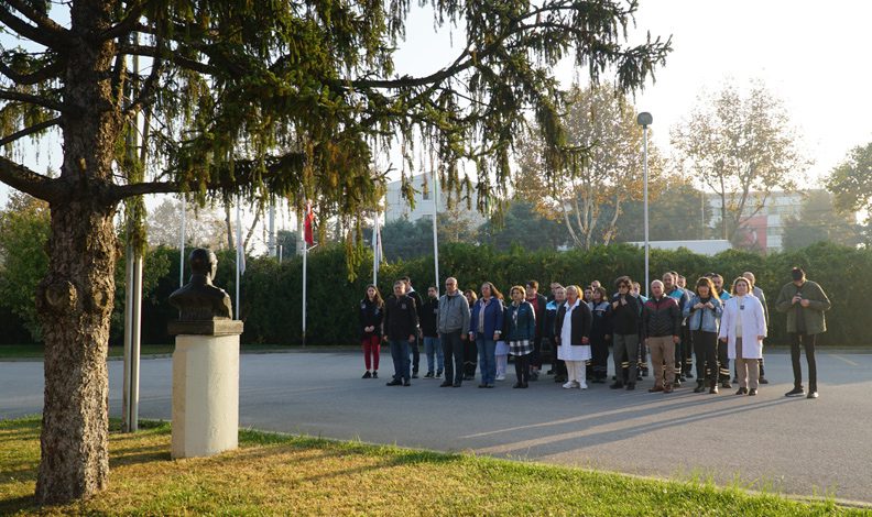 BPlas ve Line TV personelinden Atatürk’e saygı duruşu