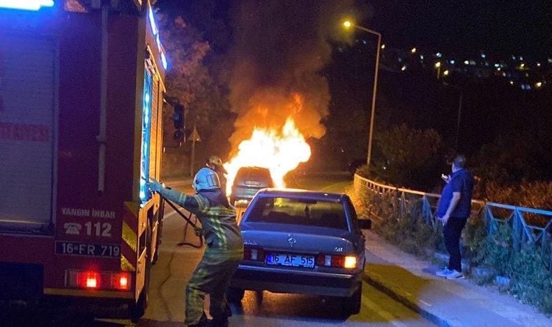 Bursa’da seyir halindeki otomobil alev alev yandı
