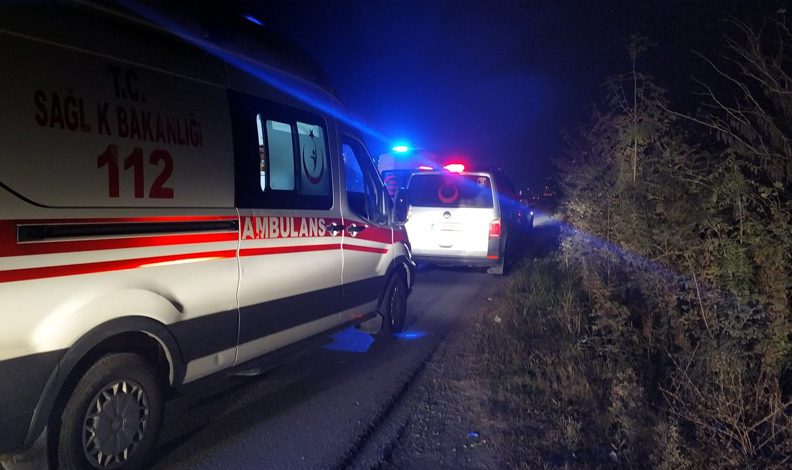 Sakarya’da bisikletliye çarpmamak için evin bahçesine devrildi