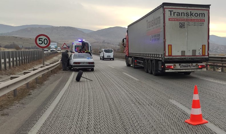 Kırıkkale’de tekeri kopan otomobil bariyere çarptı: 3 yaralı