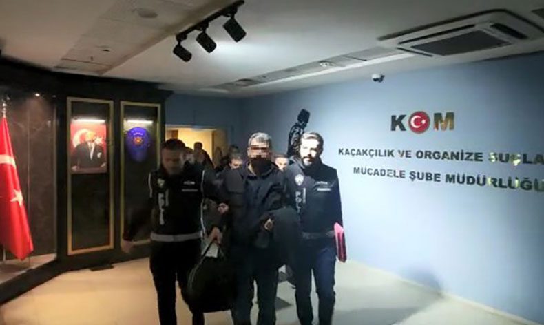Bursa’da gaygubet evlerine baskın 9 gözaltı