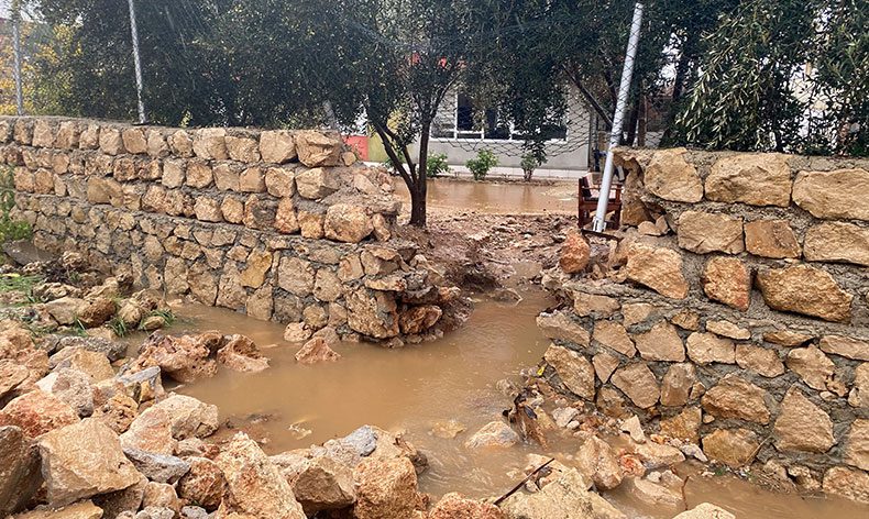 Suyun tahliyesi için bahçe duvarını yıktı