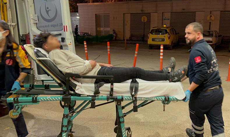 Sigara vermeyen gencin karnına bıçak sapladı