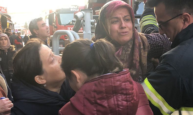 Mahsur kalan kadını itfaiye kurtardı
