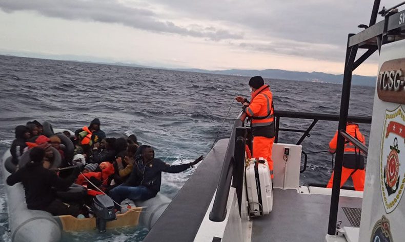 İzmir’de 59 düzensiz göçmen kurtarıldı