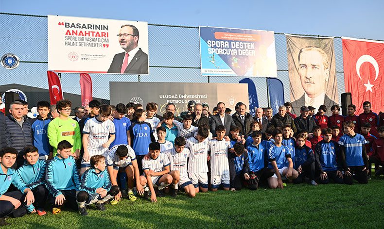 Büyükşehir’den üniversiteye futbol sahası