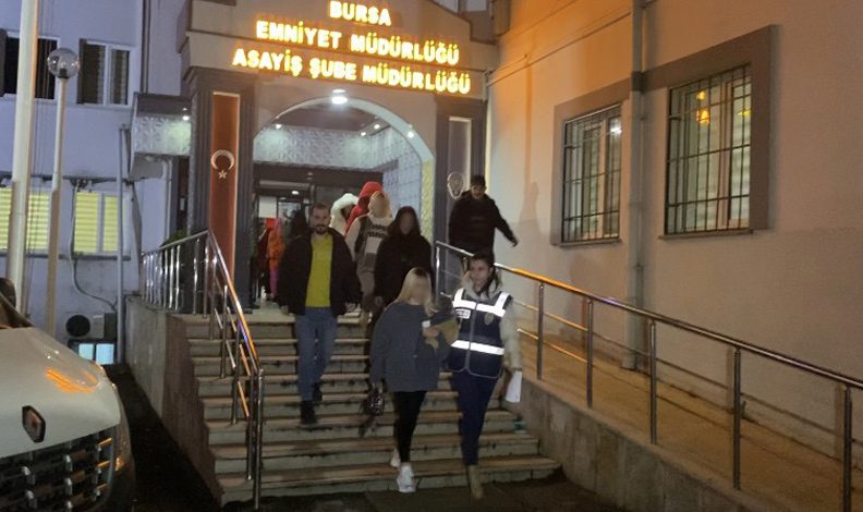 Bursa’da fuhuş çetesi çökertildi