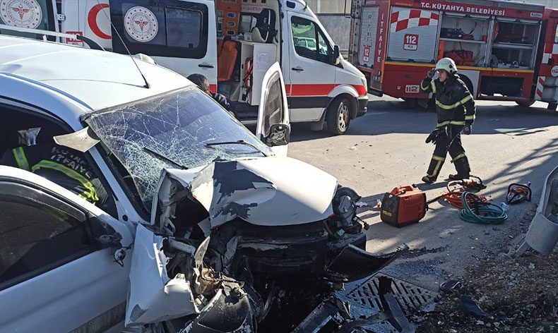 Hafif ticari araç bariyerlere çarptı