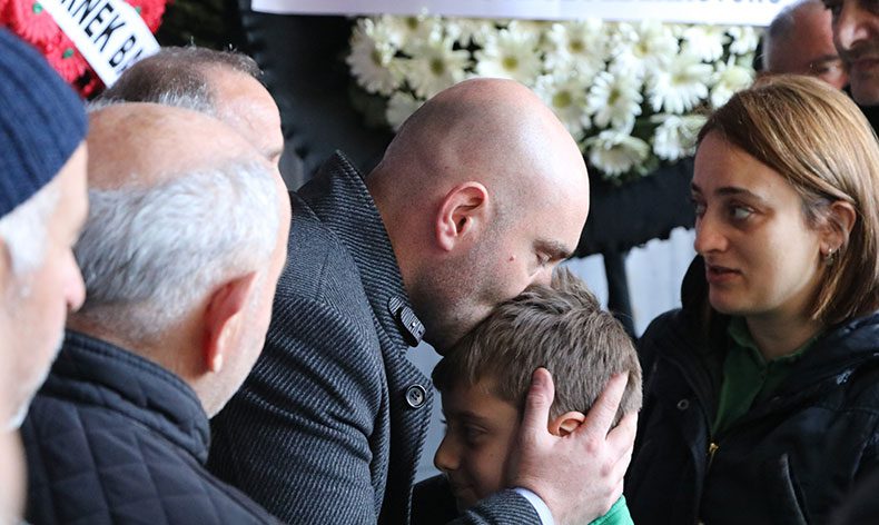 Minik futbolcu son yolculuğuna uğurlandı
