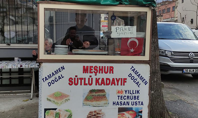 40 yıldır aynı yerde seyyar tezgah açıyor