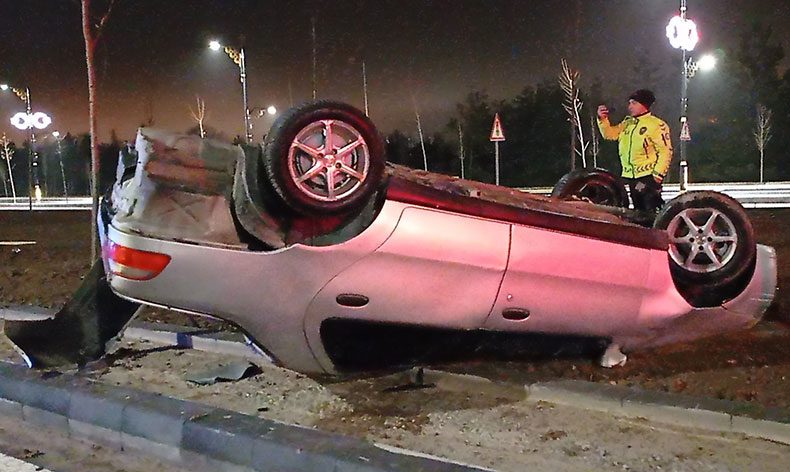Sivas’ta otomobil refüje çarpıp takla attı
