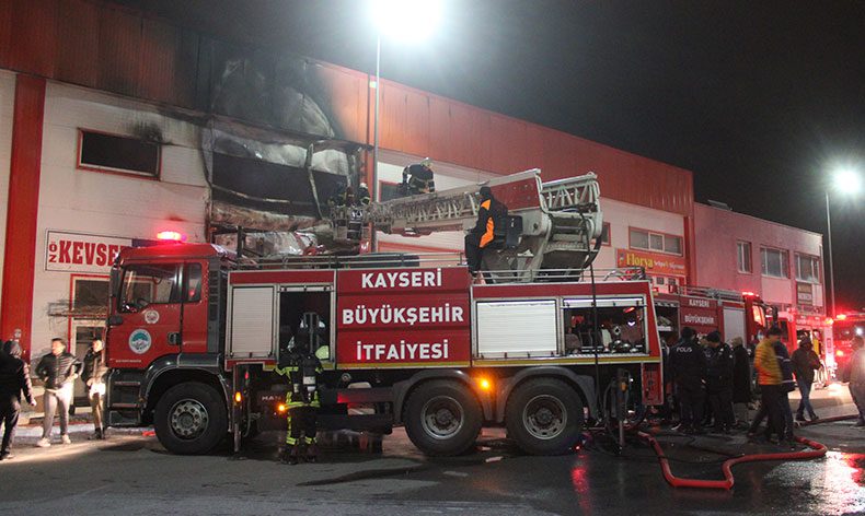 Kayseri’de mobilya imalathanesi yangın