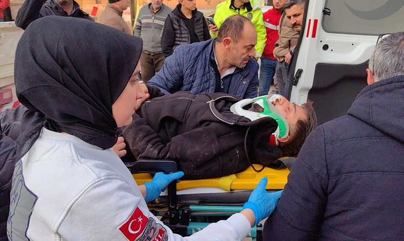 Bursa’da kamyonete çarpan sürücü ağır yaralandı