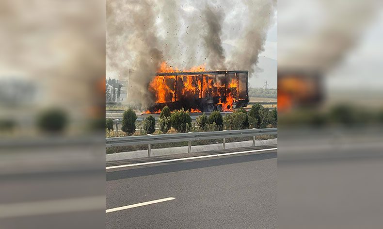 Otobanda tırın dorsesi alev alev yandı