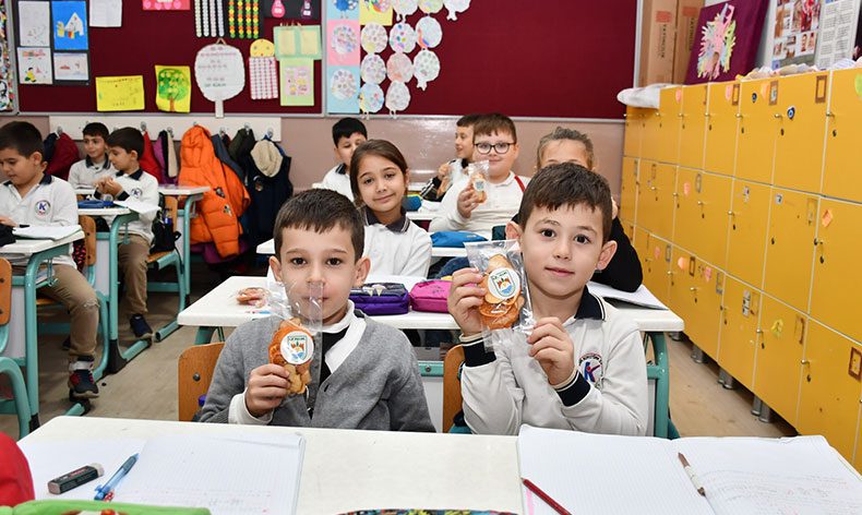 Başkan Usta’dan öğrencilere hediye