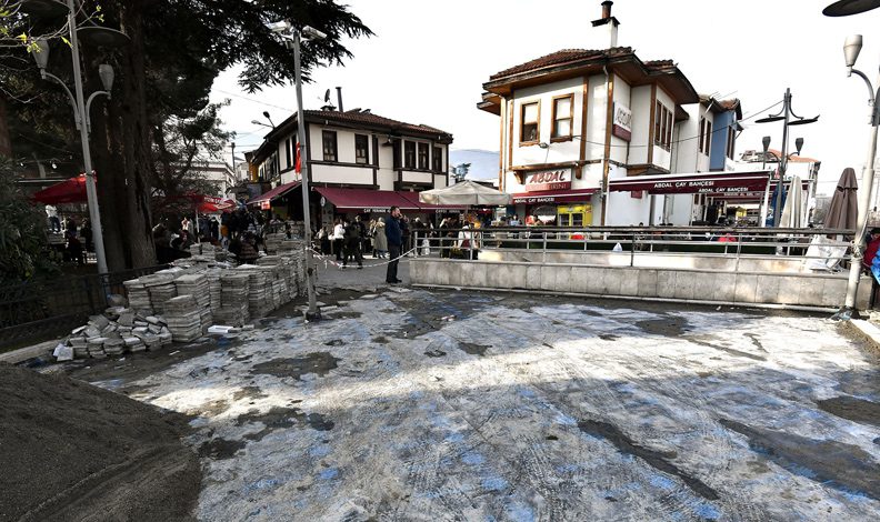 Abdal Camii çevresinde zemin yenileniyor