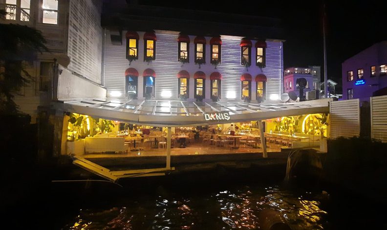 İstanbul’da restoranın balkonu çöktü: 4 yaralı