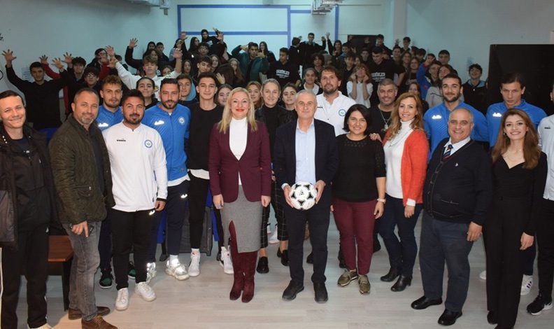Nilüferli futbolcular öğrencilerle deneyimlerini paylaştı
