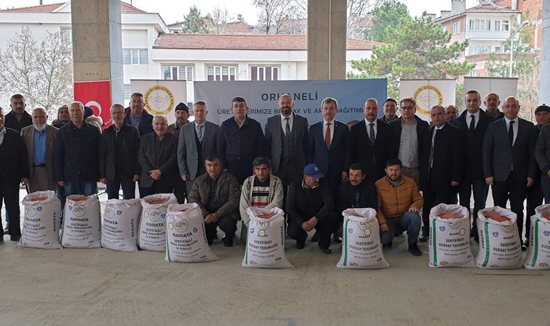 Orhaneli’de çiftçiye arpa ve buğday dağıtıldı