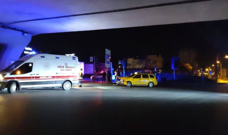 Çocuğunu hastaneye götürürken kaza yaptı