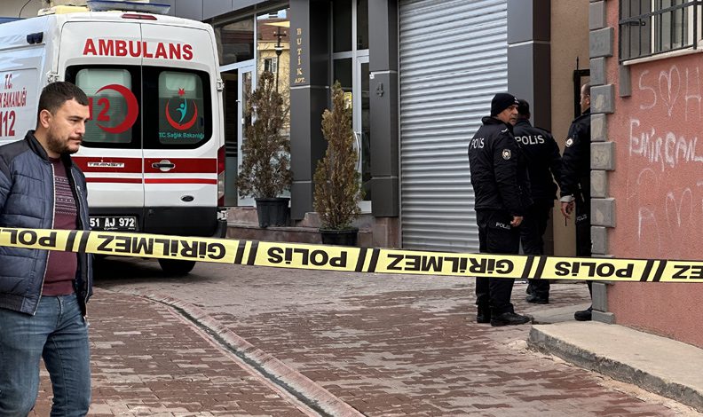 Apart otelde iki gencin cesedi bulundu