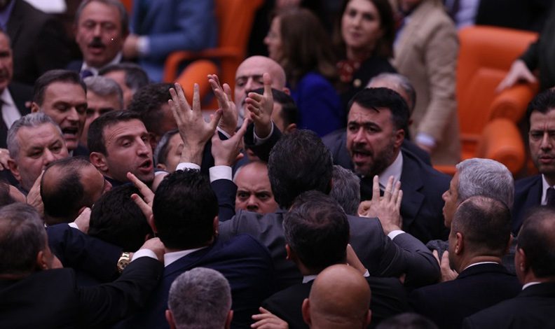 Mecliste bütçe görüşmeleri sırasında arbede